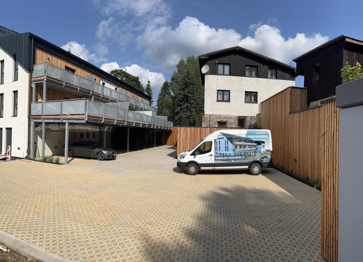 Luxusni Apartman Grand V Centru Harrachova Se Soukromou Mega Terasou, S Privatnim Parkovanim Zdarma, S Moznosti Dobijeni Wallbox Ev A Vyhledem Na Harrachovsky Kostelicek ภายนอก รูปภาพ