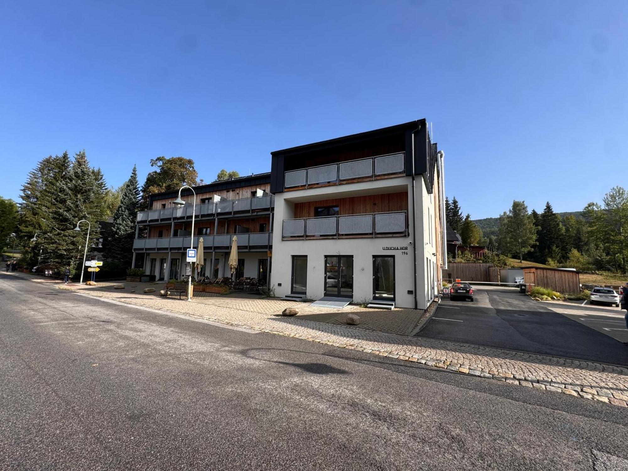 Luxusni Apartman Grand V Centru Harrachova Se Soukromou Mega Terasou, S Privatnim Parkovanim Zdarma, S Moznosti Dobijeni Wallbox Ev A Vyhledem Na Harrachovsky Kostelicek ภายนอก รูปภาพ